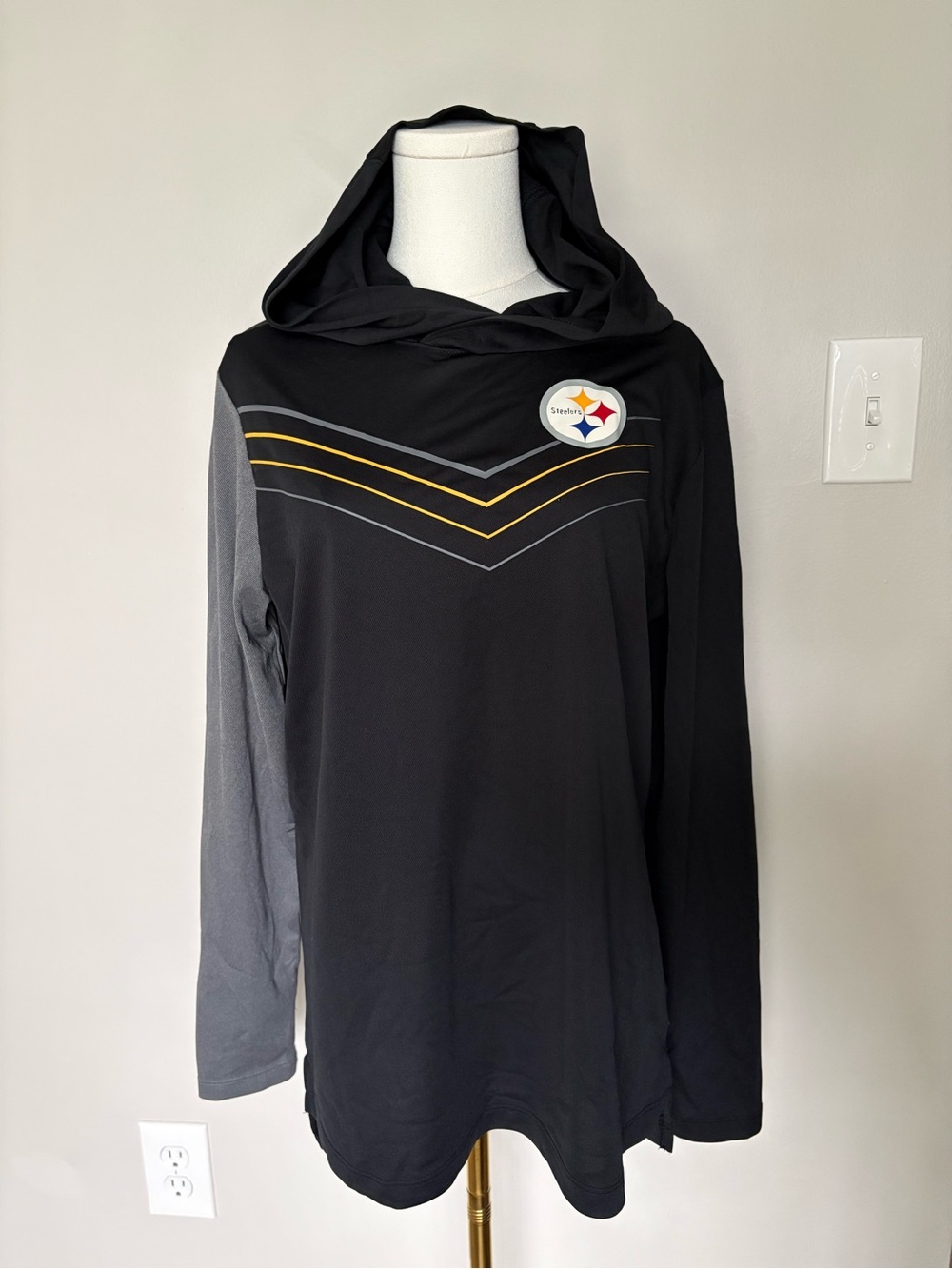 NFL Men's Black Long Sleeve Hoodie with Yellow and Gray Chevron
